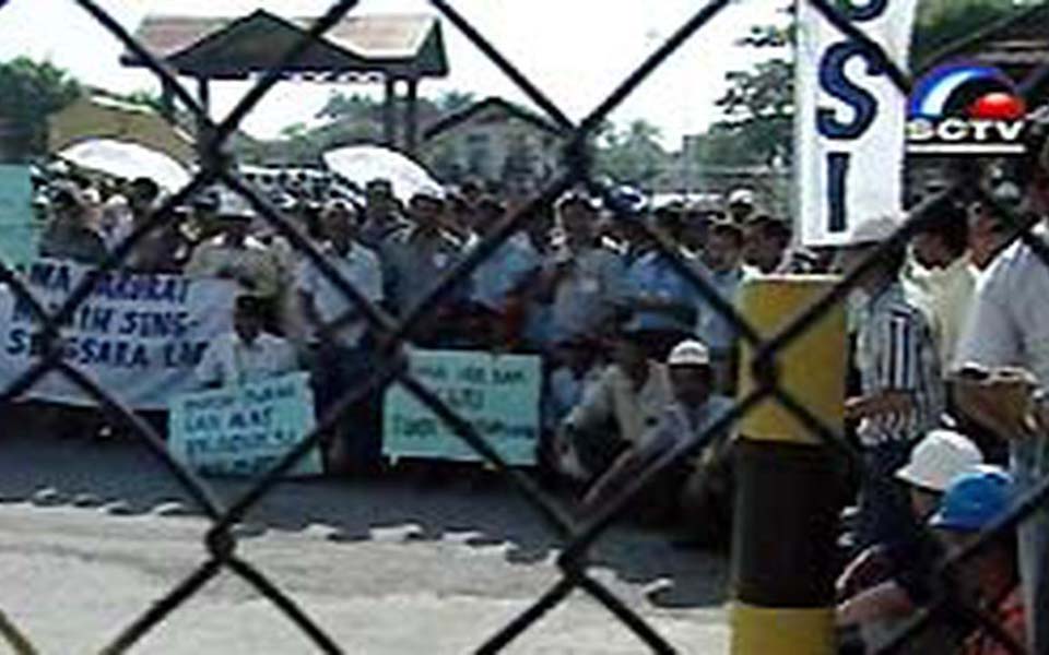 Contract workers protest against ExxonMobil in Aceh (Liputan 6)
