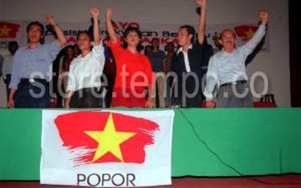 Dita Indah Sari at Popor launch in Jakarta - July 27, 2003 (Tempo)