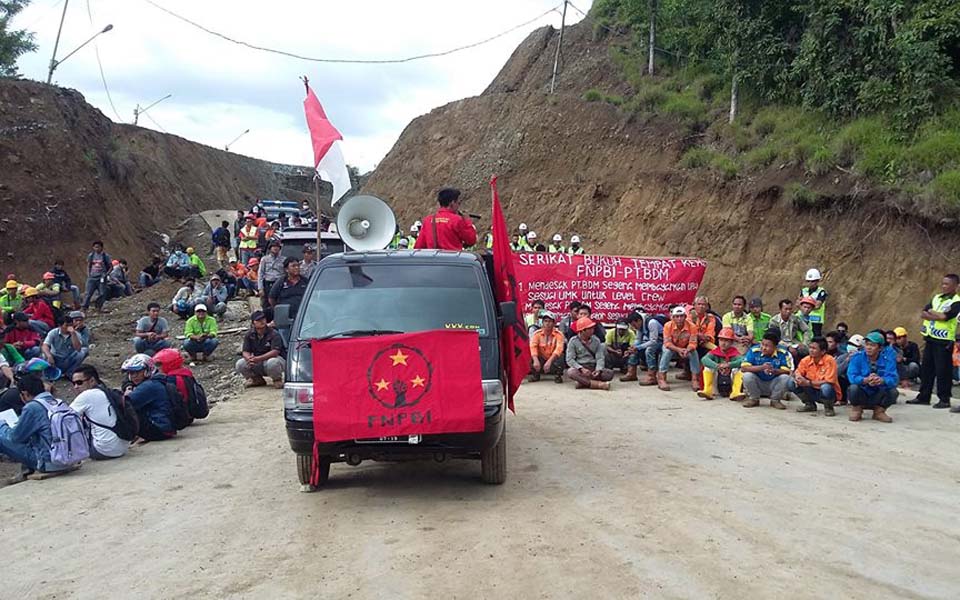 FNPBI member speaking a labour rally (Berdikari)