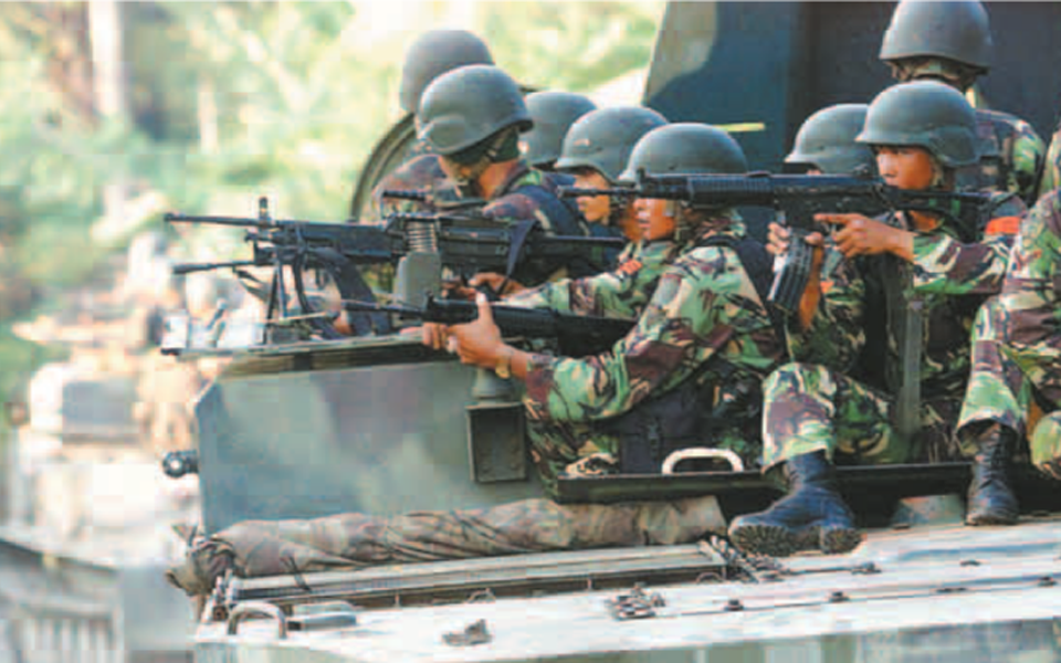 Indonesian soldiers on alert in Aceh (nasrualamazizblog)