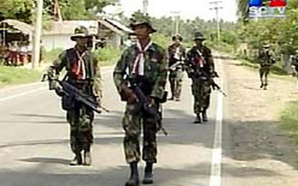 Indonesian soldiers patrol road in Aceh (Liputan 6)