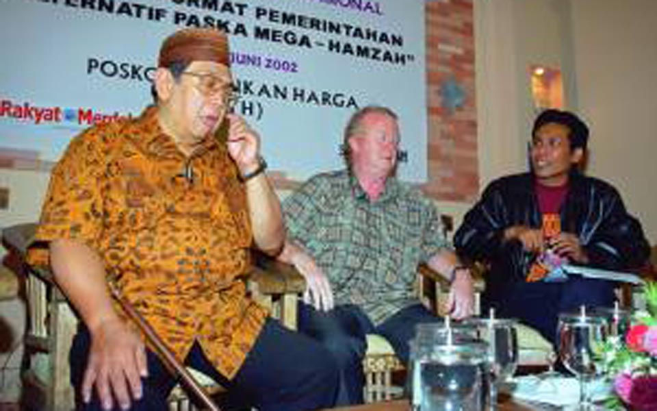 Max Lane (centre) speaking with Abdurrahman Wahid (Tempo)