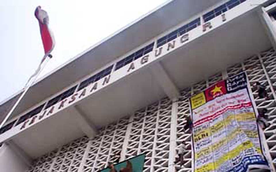 PRD hanging protest banner on parliament building (Detik)