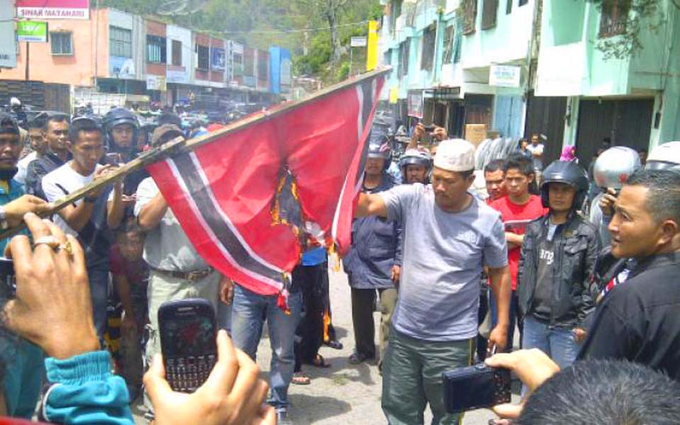 Protesters set fire to GAM flag in Aceh (Serambi)