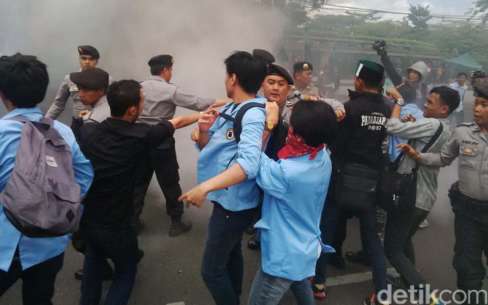 Student demonstrators in Bandung clash with police (Detik)