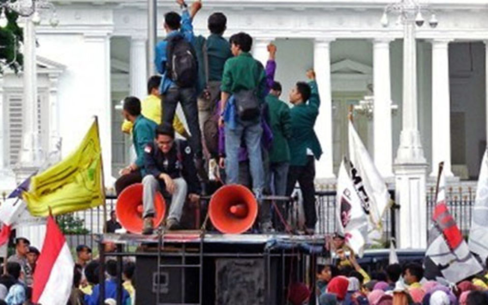 Student protest in front of the State Palace (RMOL)