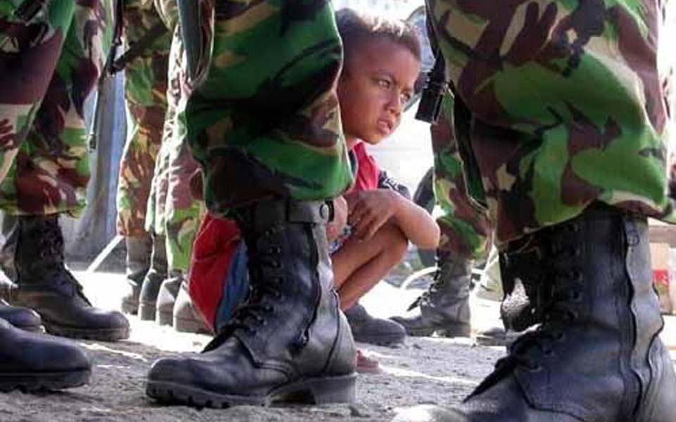 Achenese child pictured behind Indonesian soldiers (Busy)