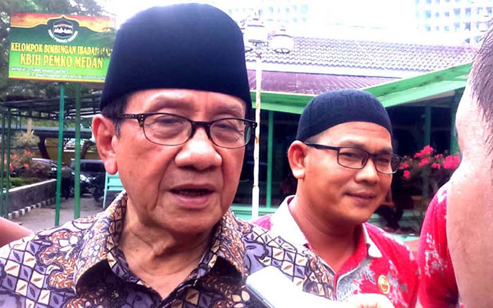 Akbar Tanjung speaking to reporters (Inilah Medan)