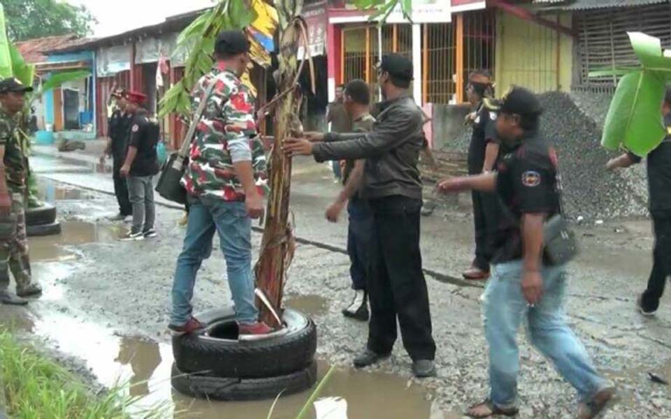 Bekasi residents plant trees in street (okezone)