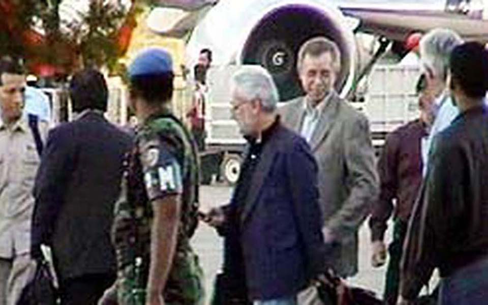 Foreign election observers arriving in Banda Aceh (Liputan 6)