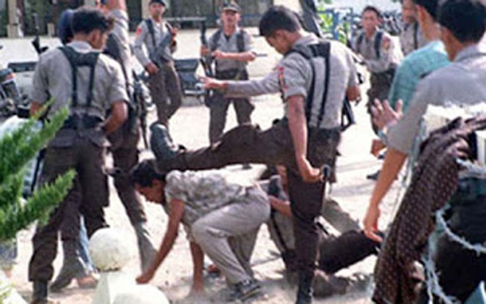 Indonesian soldier kicks civilian in Aceh (Aceh Abad)