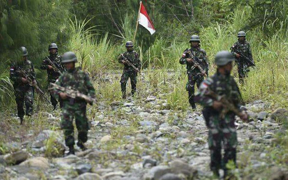 Indonesian soldiers on patrol in West Papua (Militer)