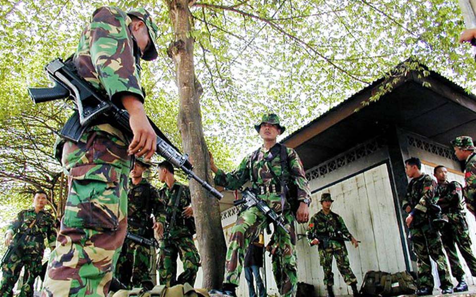 Indonesian soldiers stop at Acehnese village (Benar News)