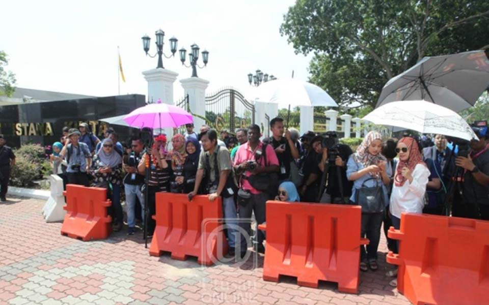 Journalists gathered outside of Presidential Palace (Utusan)