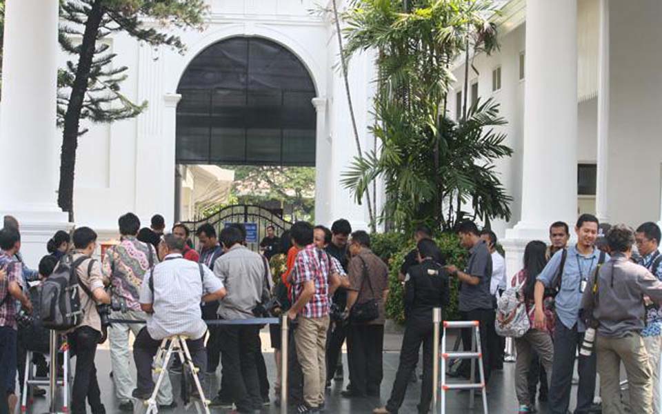 Journalists waiting outside the State Palace (Suara Surabaya)