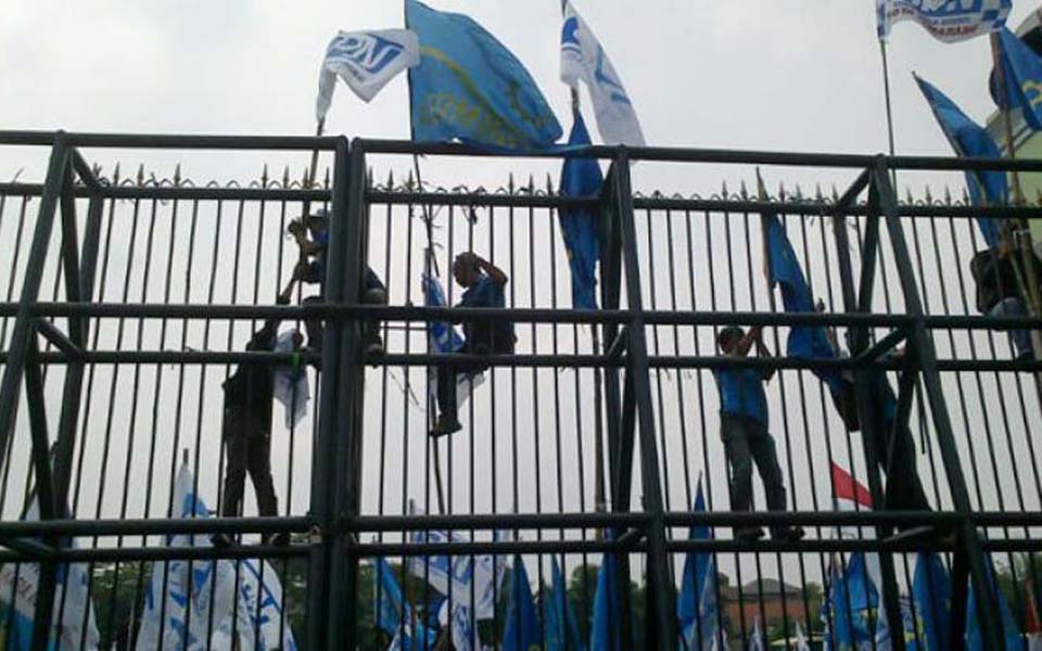Labour activists climb DPR gates during May Day rally in Jakarta (Tribune)