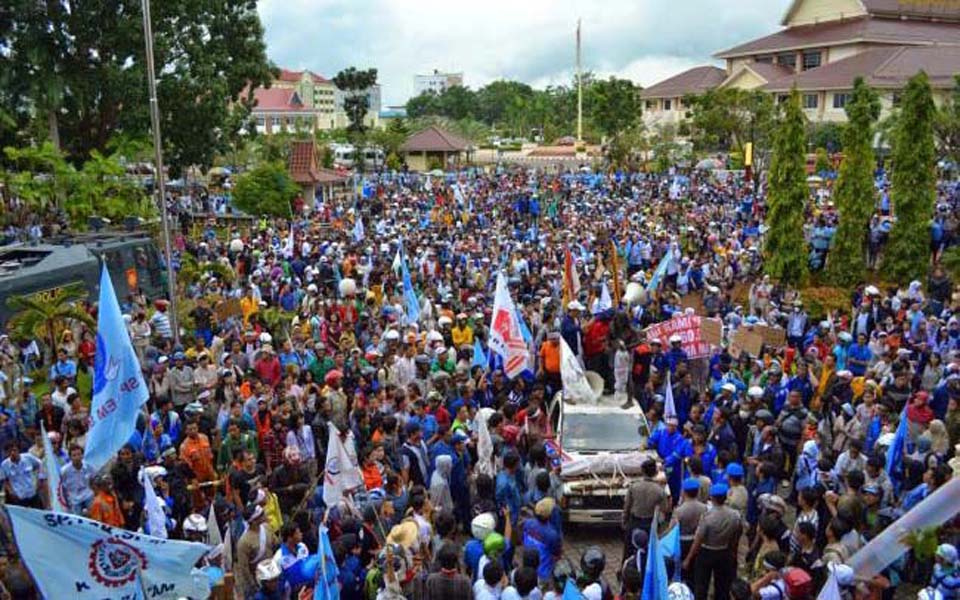 Labour demonstration in Batam (Batam News)