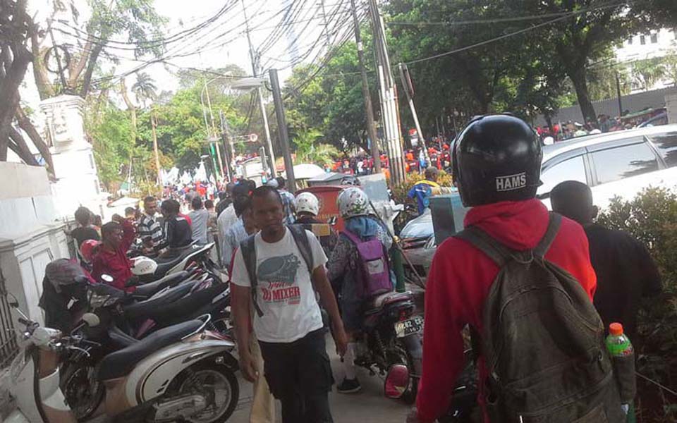 Labour rally at Jakarta DPRD in Central Jakarta (Detik)