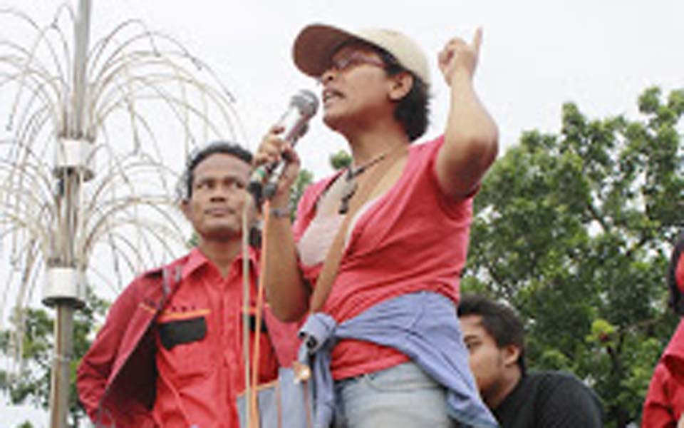 Mahardhika Women's Working Group leader Vivi Widyawati (PM)