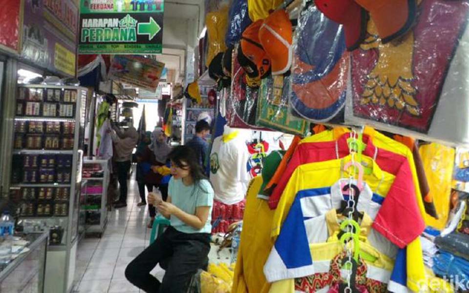 Market stall in Jakarta selling political party T-shirts (Detik)