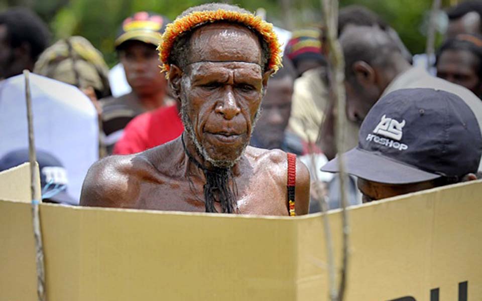 Papuan man casts vote in election (Tempo)
