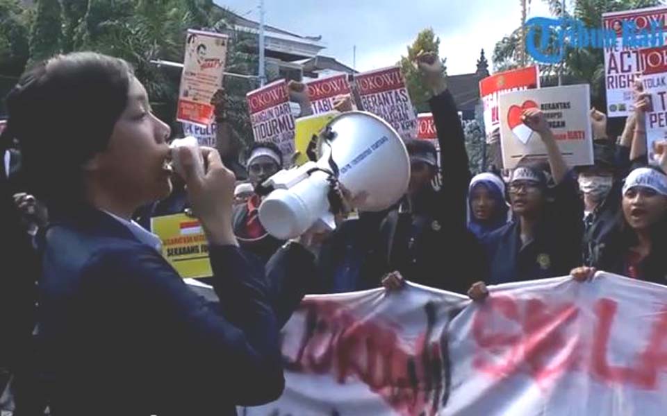 Protest by Udayana University students in Bali (Tribune)