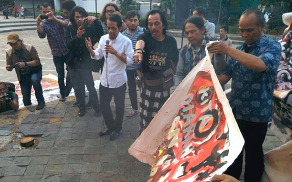 Protest outside Taman Ismail Marzuki Cultural Centre in Cikini (Tempo)