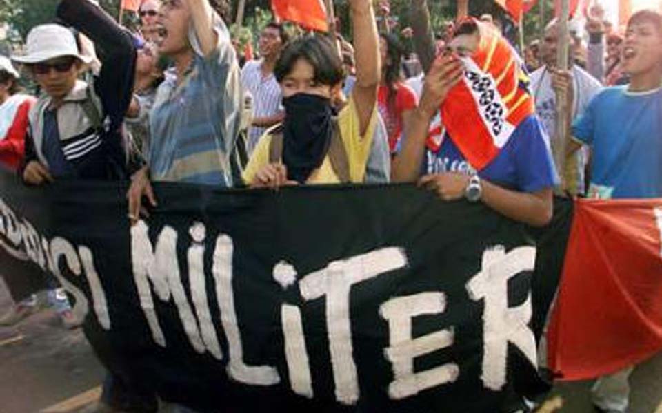 Protesters shout anti-military slogans during rally against military operations in Aceh (Dadang Tri)