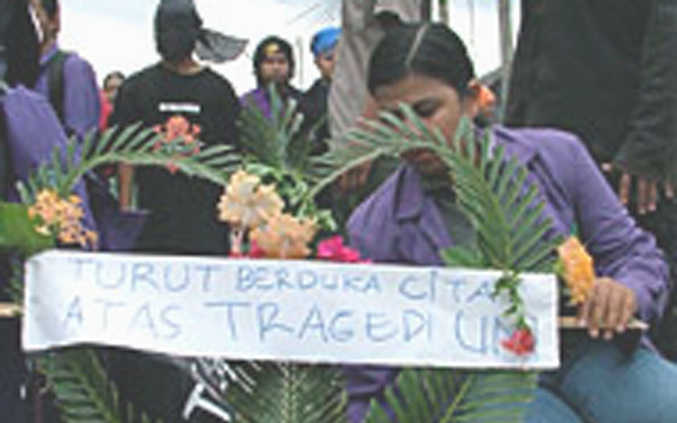 Student places flowers to mark police violence at UMI campus (kutaikartanegara)
