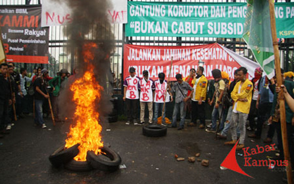 Student protest in front of House of Representatives (Kabar Kampus)