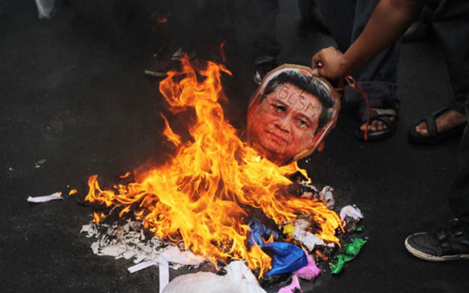 Student protesters burn photos of Susilo Bambang Yudhoyono (Viva)