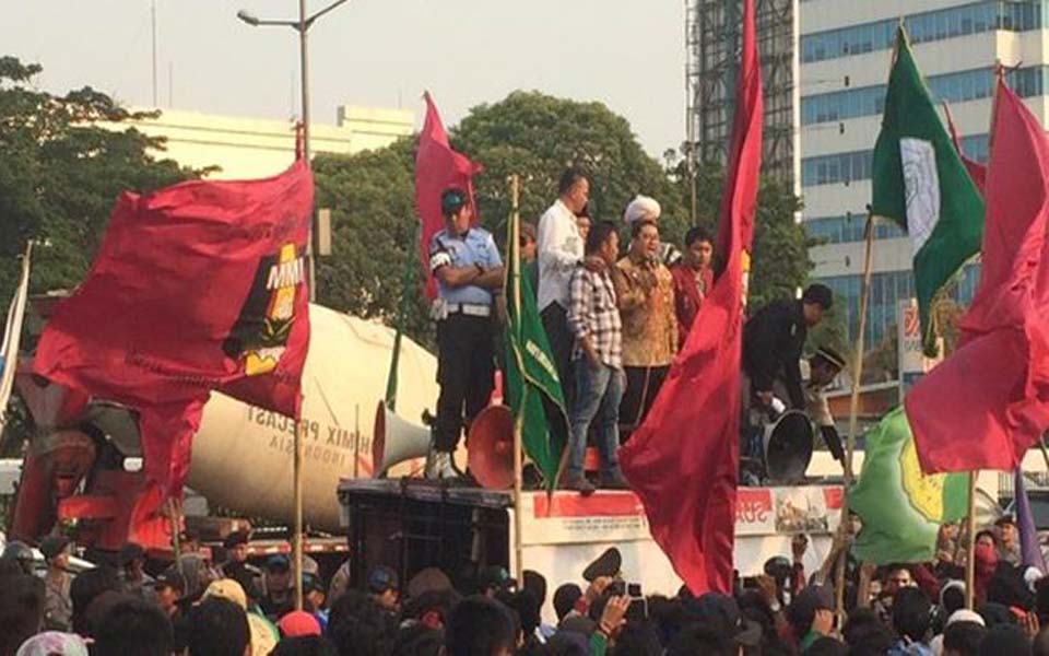 Student rally in front of House of Representatives (Indo Berita)