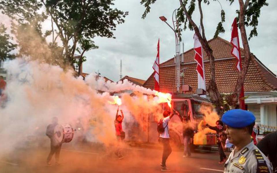 Students and workers protest at State Grahadi building in Surabaya (Tribune)