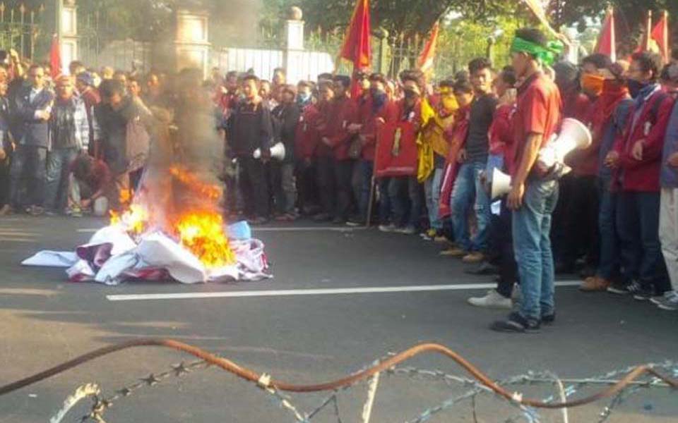 Students burn photographs of politicians (Tribune)