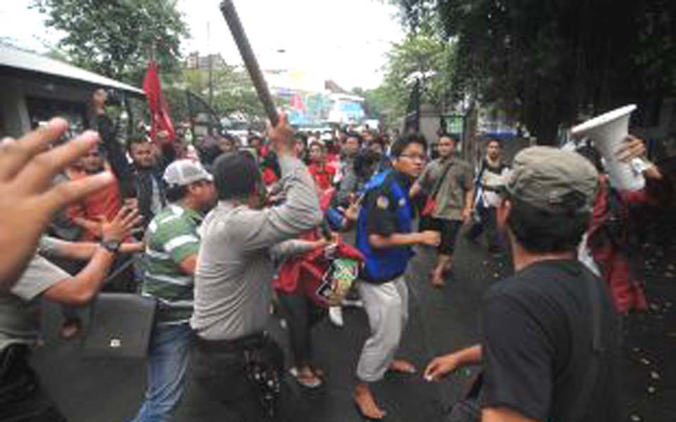 Students class with police in Jakarta (Kompasiana)