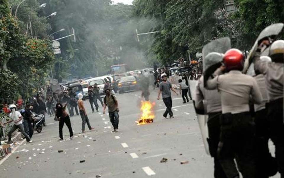 Students class with police in Jakarta (Kontan)