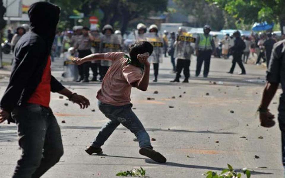 Students class with police in Makassar (Tribunne)