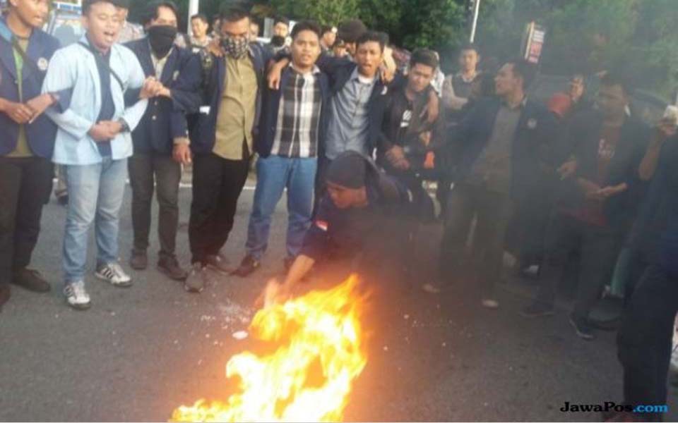 Students in Jakarta set fire to pictures during protest (Jawa Pos)