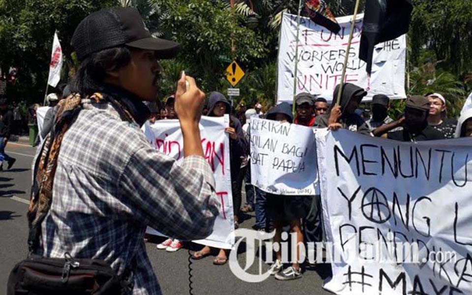 Students protest in front of State Grahadi Building (Tribune)