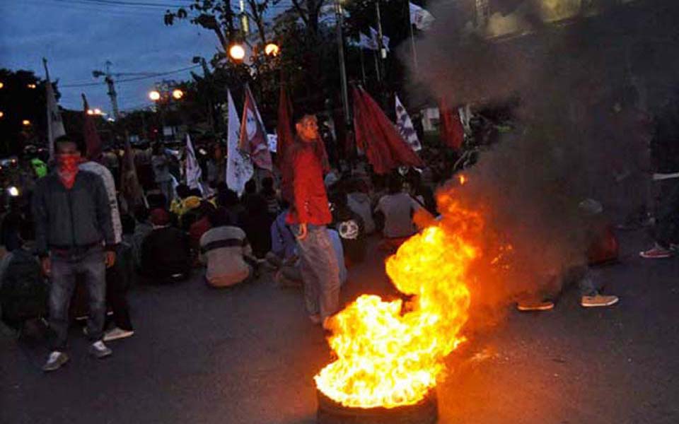 Students set fire to tyres during protest action (Pos Kota)