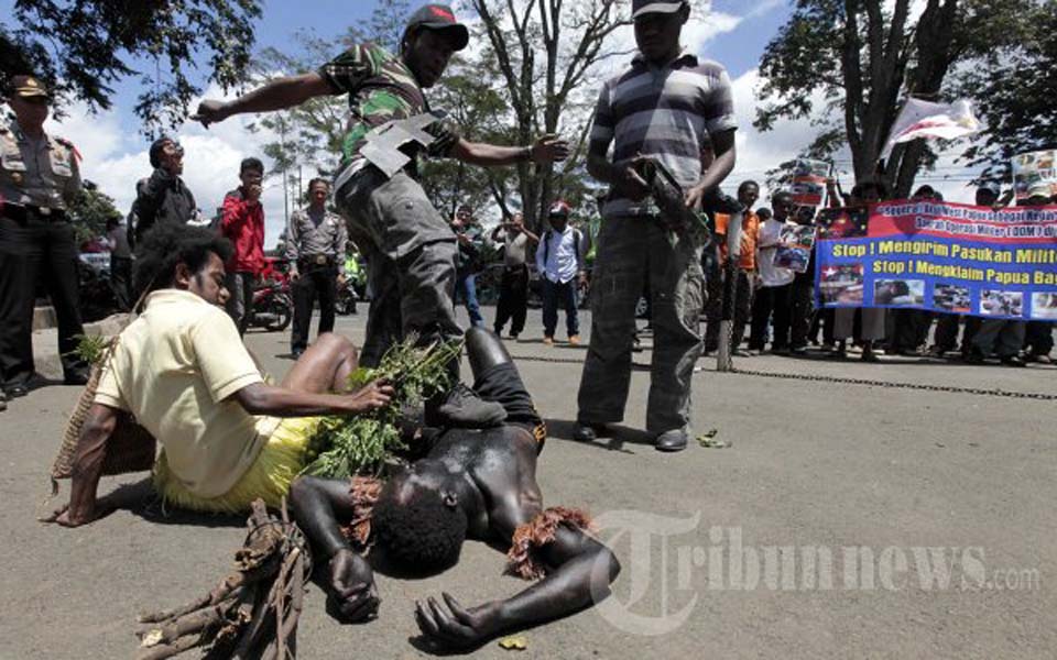 Theatrical action calling for end to military operations in Papua (Tribune)