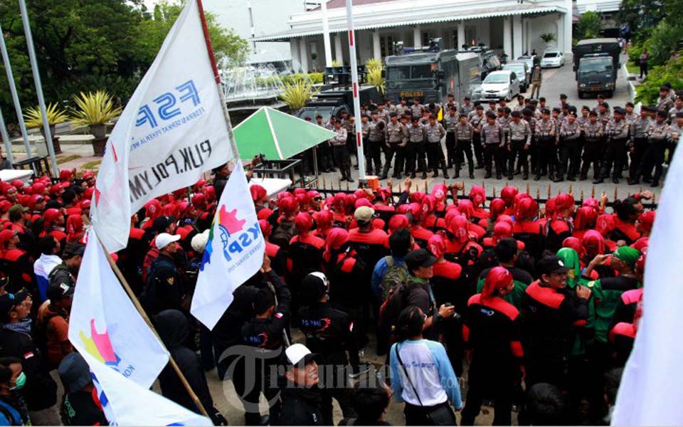Trade union rally in Jakarta calling for minimum wage increase (Tribune)
