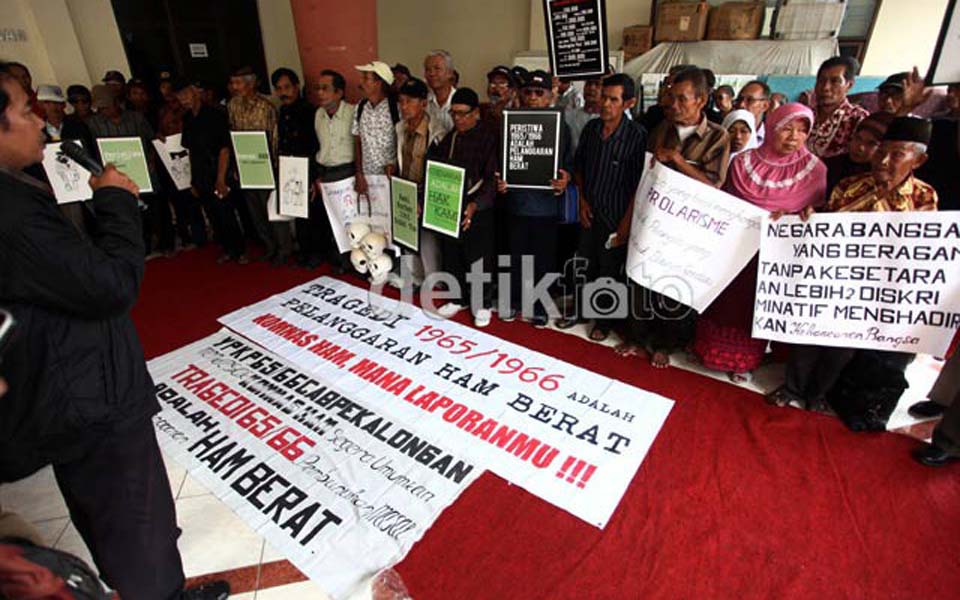 Victims of 1965 anti-communist purge demand justice (Detik)