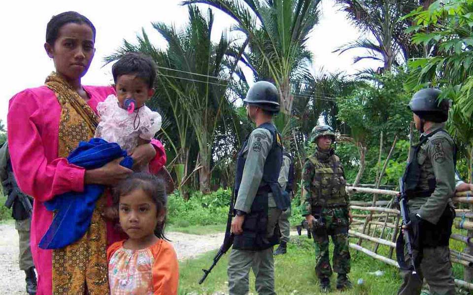 Woman and children pictured with Indonesian soldiers in Aceh (aboeprijadi)