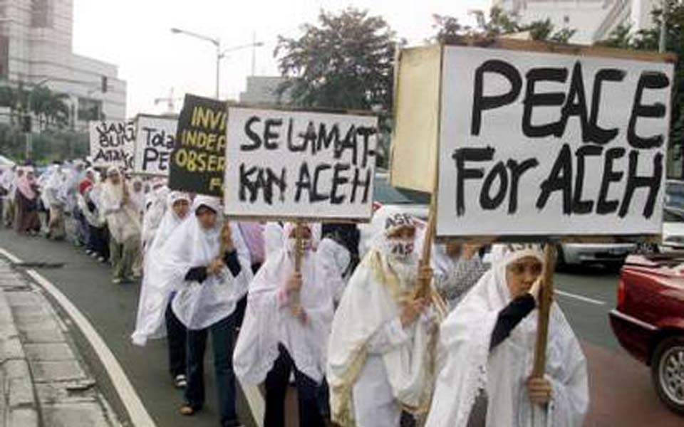 Women activists call for peace in Aceh (Reuters)