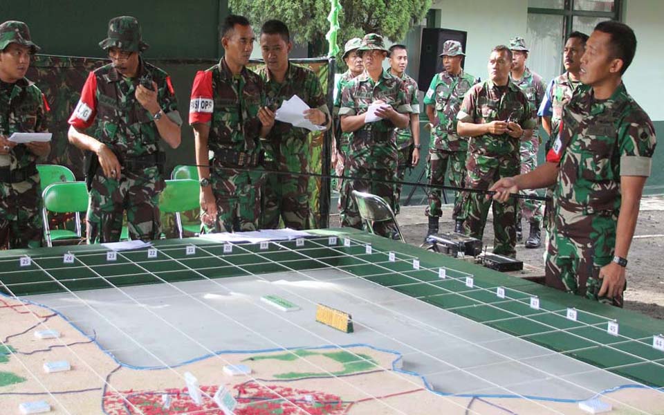 Army officer explains details of military map (Kodim Kudus)