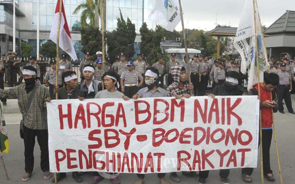 Banner reads 'BBM Goes Up - SBY-Boediono Traitors to the People'