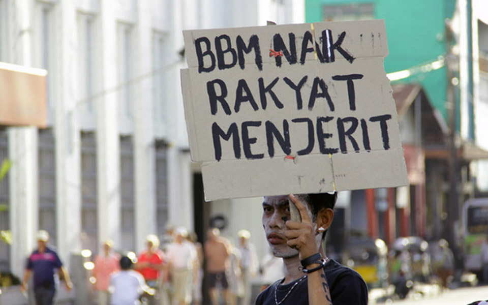 Placard reads 'Fuel prices go up the people are screaming' (RMOL)