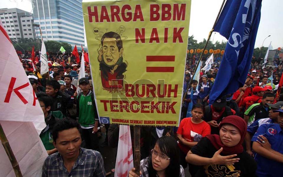 Banner reads 'Fuel Prices go Up = Workers Strangled' (Republika)