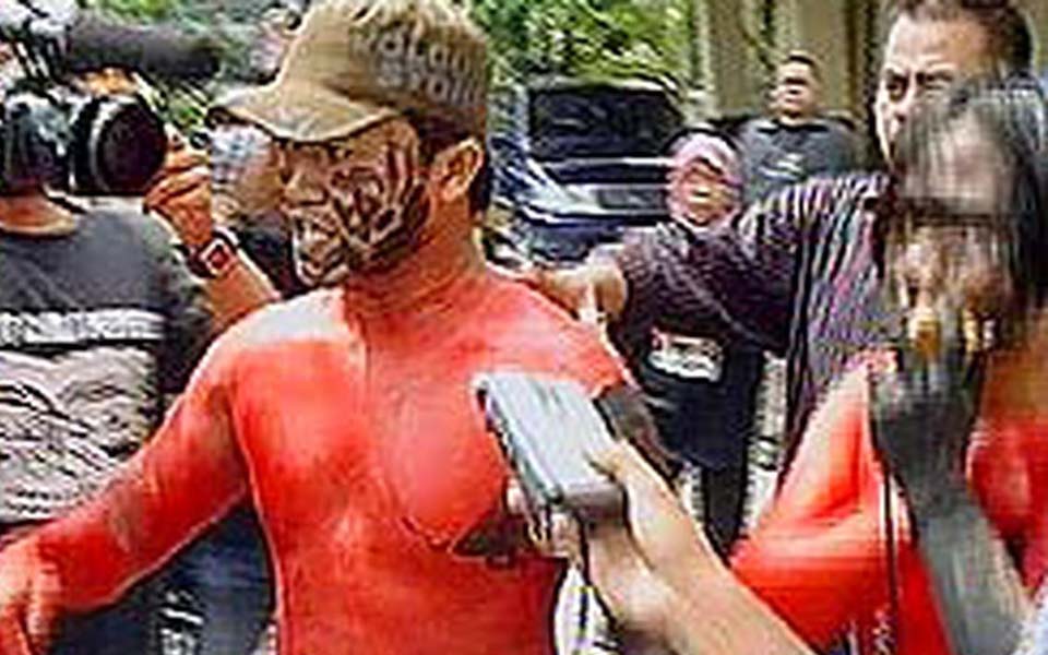 Clash during Munir protest outside Central Jakarta State Court - November 17, 2005 (Liputan 6)